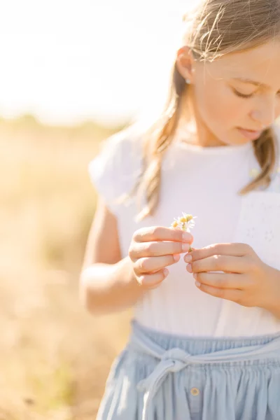 enfant rose bonheur marron gris